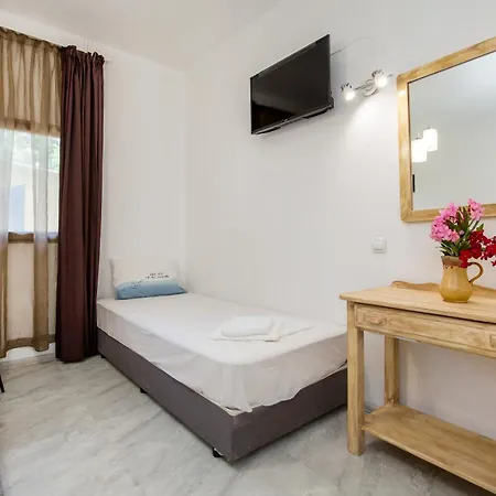 Villa Marti Garden - Budget Studios Apart Otel Órmos Prínou